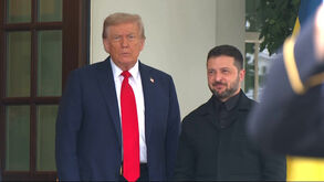 As primeiras imagens do encontro entre Trump e Zelenskyy à porta da Casa Branca