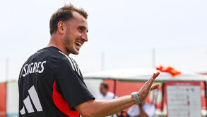 Aktürkoglu sorridente no arranque dos trabalhos do Benfica antes da deslocação a Istambul