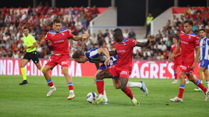 Jogadores de FC Porto e Gil Vicente lutam pela posse de bola sob o olhar atento do árbitro