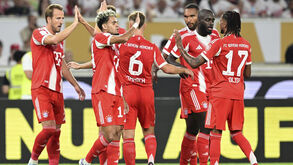 Harry Kane celebra com Luis Díaz no Bayern