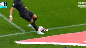 Yuri Alberto pontapeia cabeça de porco atirada para o relvado