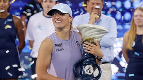 Iga Swiatek celebra conquista do torneio de Cincinnati 