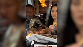 Casal de influenciadores atingido por carro enquanto gravava vídeo a almoçar em restaurante 