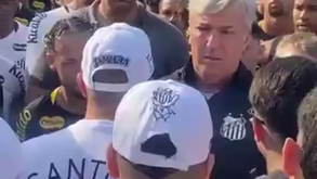 Ultras invadem centro de treinos do Santos: polícia teve de intervir e Neymar tentou acalmar os ânimos