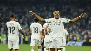 Jogadores do Real Madrid celebram um golo no jogo contra o Osasuna