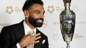 Mohamed Salah recebe prémio de melhor jogador do ano da PFA
