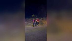 Imagens emotivas: criança abraça bombeiros em agradecimento pelo combate a incêndio