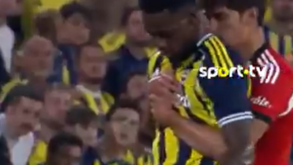 O abraço de António Silva a Jhon Dúran no Fenerbahçe-Benfica: colombiano não gostou nada