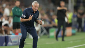 O treinador Ivaylo Petev gesticula durante jogo fora