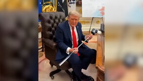 «Vou usá-lo»: Trump faz vídeo a agradecer taco de golfe oferecido por militar ucraniano 