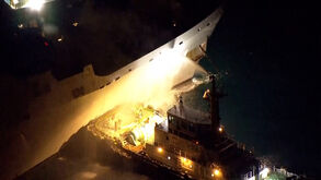 Incêndio deflagra em navio de guerra norte-americano no Japão