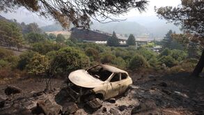 Carro capota enquanto casal tenta fugir das chamas em Unhais da Serra