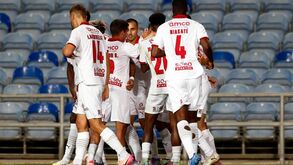 Jogadores do Sp. Braga reunidos no relvado durante jogo da Liga Europa