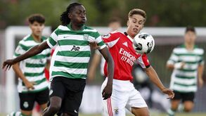 Jogadores disputam a bola durante o Benfica-Sporting da Liga Revelação