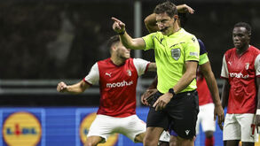 Matej Jug vai arbitrar o Shamrock Rovers-Santa Clara