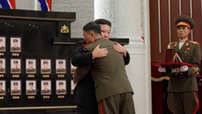 Kim Jong-un homenageia soldados norte-coreanos que combateram na Ucrânia