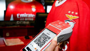 Adeptos do Benfica já podem usar camisolas, cachecóis ou porta-chaves para pagar