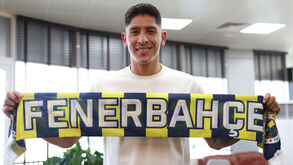 Fenerbaçe de José Mourinho contrata Edson Álvarez por empréstimo