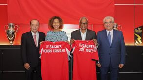 Débora Carvalho e José Neves homenageados pelo Benfica com camisolas personalizadas
