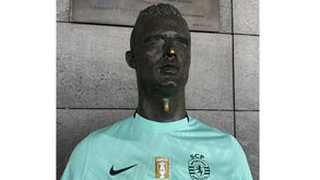 Busto de Cristiano Ronaldo no Aeroporto da Madeira já está equipado... com a nova camisola do Sporting
