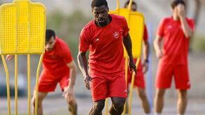 Serge Aurier vai ficar afastado dos relvados 