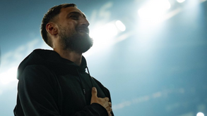 Donnarumma emocionado no adeus ao PSG: colegas e adeptos aplaudiram o 'gigante' de pé