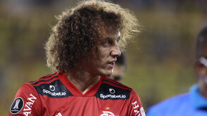 «Servir o senhor é o caminho»: David Luiz terá convidado mulher para se juntar a relação com a amante