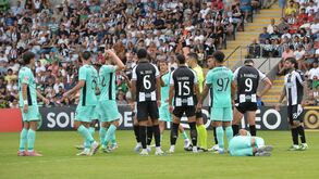 Árbitro mostra cartão vermelho a Pablo Ruan