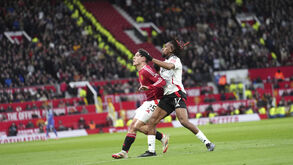 Manuel Ugarte e Alex Iwobi em ação no Manchester United-Fulham