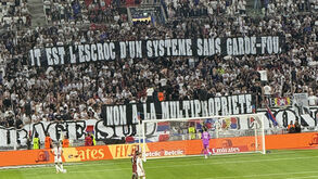 As tarjas dirigidas a John Textor durante o Lyon-Metz