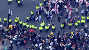 Centenas de pessoas protestam no Reino Unido contra o alojamento dos requerentes de asilo
