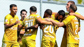 Jogadores do Farense a festejar