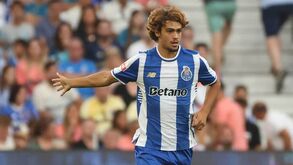 Rodrigo Mora demonstra emoção no relvado do Estádio do Dragão, após jogo do FC Porto.

