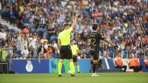 Árbitro mostra cartão amarelo durante o FC Porto-Casa Pia, da Liga Portugal Betclic