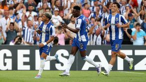 Jogadores do FC Porto celebram golo em jogo contra o Casa Pia