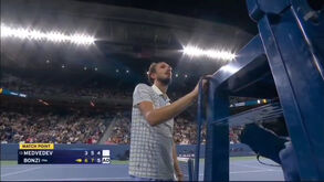 Medvedev perde a cabeça com o árbitro: «Estás a tremer porquê? És um homem ou não és?»