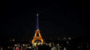 Torre Eiffel iluminou-se com as cores da bandeira da Ucrânia  