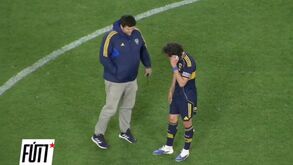 Cavani recebe chamada de Riquelme no relvado 