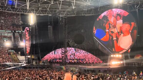 «Esta pessoa é tua companheira?»: Chris Martins brinca com pedido de casamento durante concerto dos Coldplay  