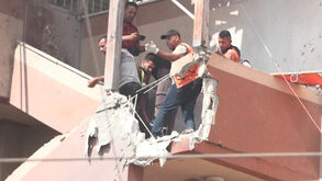 O momento do ataque israelita que matou 20 pessoas em hospital de Gaza