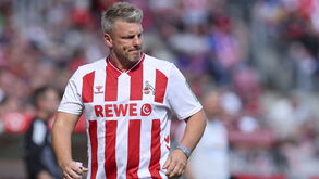 O 'smoking' e o fato de treino ficaram no armário: treinador do Colónia foi para o banco com a... camisola de jogo