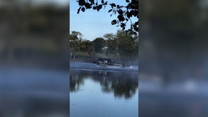 O momento em que helicóptero de combate a incêndios cai num lago em França 