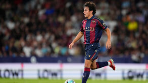 Carlos Álvarez, extremo do Levante, é alvo do Benfica por 15 milhões de euros