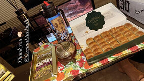 Baclava e outras delícias turcas: Aktürkoglu ofereceu especialidades do seu país a Otamendi