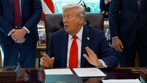 «Incita-se a motins»: Trump propõe prisão para quem queimar bandeira dos EUA  