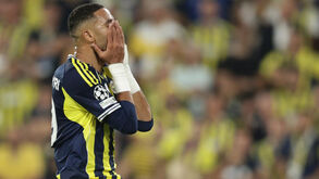 Jogador do Fenerbahçe lamenta durante jogo