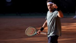 Trio português avança no Porto