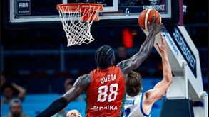 Neemias Queta em jogo do EuroBasket, após sucesso nas redes sociais