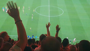 Talisca foi expulso e adeptos do Benfica disseram-lhe... adeus