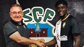 Balla Sangaré cumprimentado pelo presidente do Farense, João Rodrigues